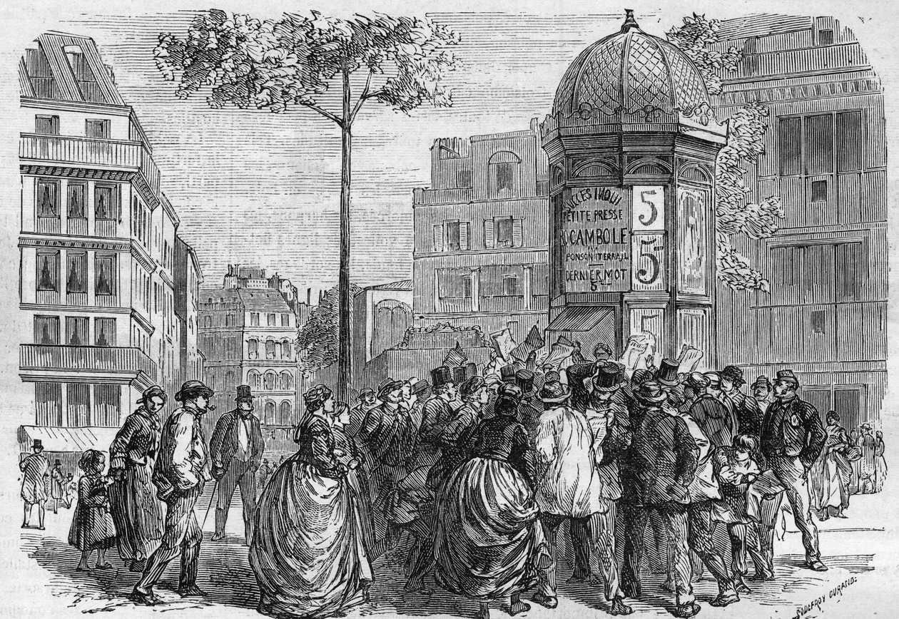 Vista del bulevar Pigalle en París donde la multitud se agolpa alrededor de un quiosco de periódicos durante la venta de "La Petite Presse" de French School