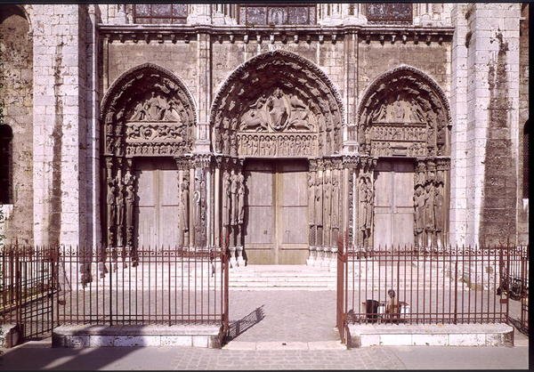 Fachada oeste con las tres puertas del Portal Real que representan (de izquierda a derecha) la Ascensión, Cristo en Majestad con los Símbolos de los Evangelistas y los Apóstoles y la Madonna y el Niño entronizados, c.114 de French School