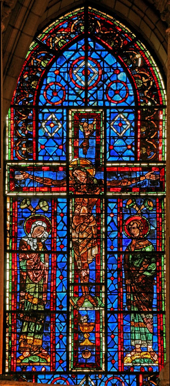 Ventana 100 que representa la Crucifixión con la Virgen María y San Juan de French School