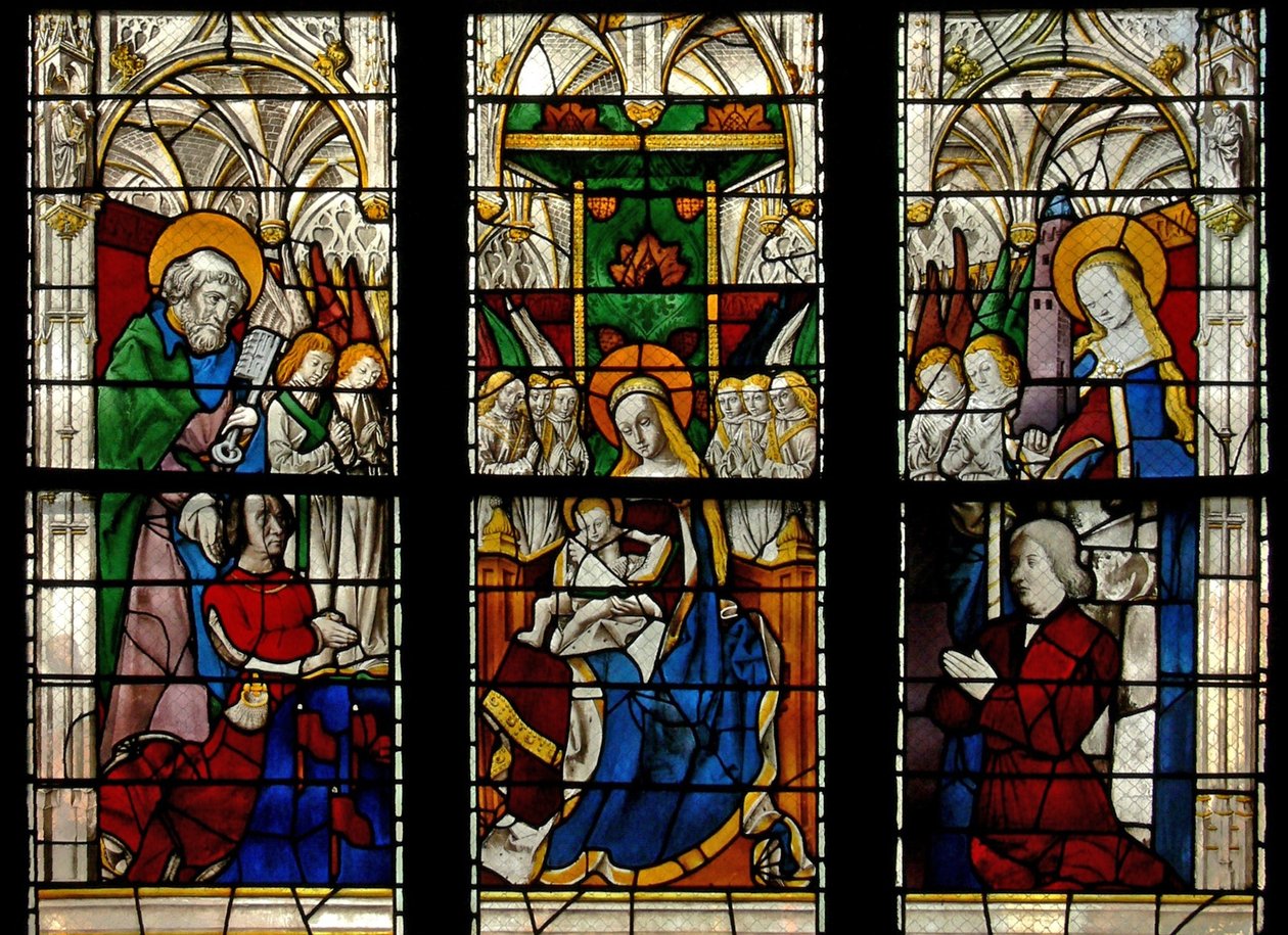 Ventana E3 que representa a la Virgen y el Niño entronizados: también los donantes con sus santos patronos (San Pedro y Santa Bárbara) de French School