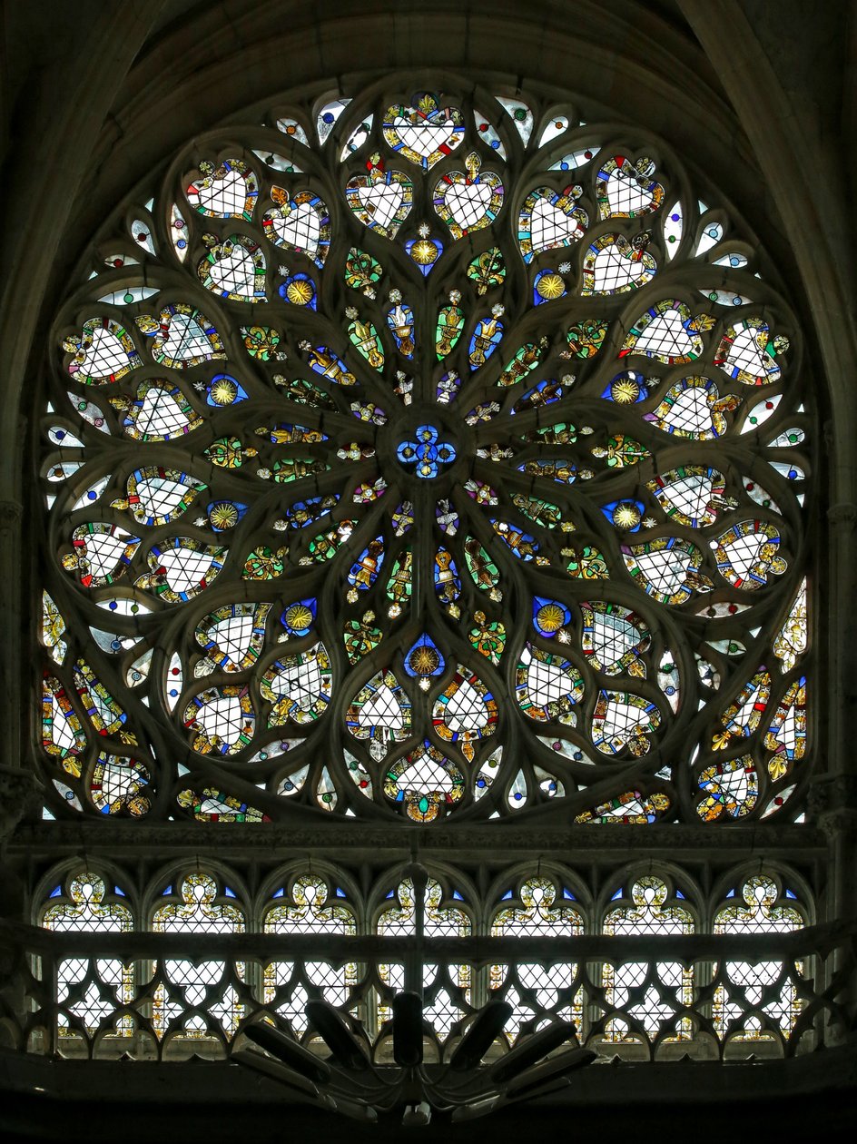 Ventana rosa sur, construida a principios del siglo XVI, contiene gran parte de su vidrio decorativo original, aunque fue muy restaurada en 1865 de French School
