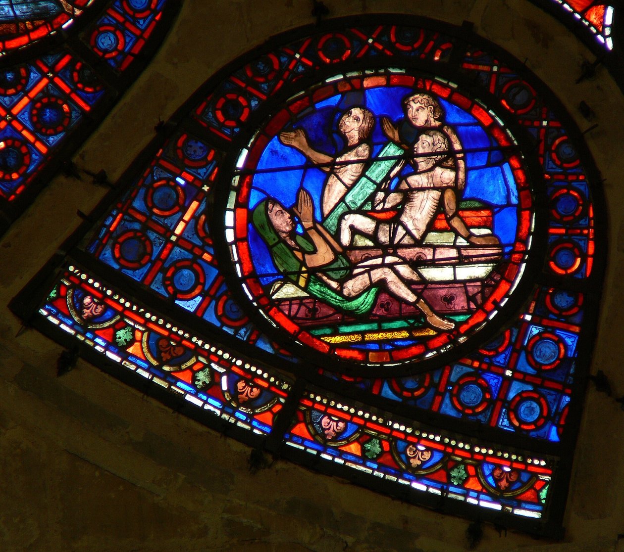 Ventana Ww que representa una escena del Juicio Final: almas resucitando al sonido de la trompeta de French School