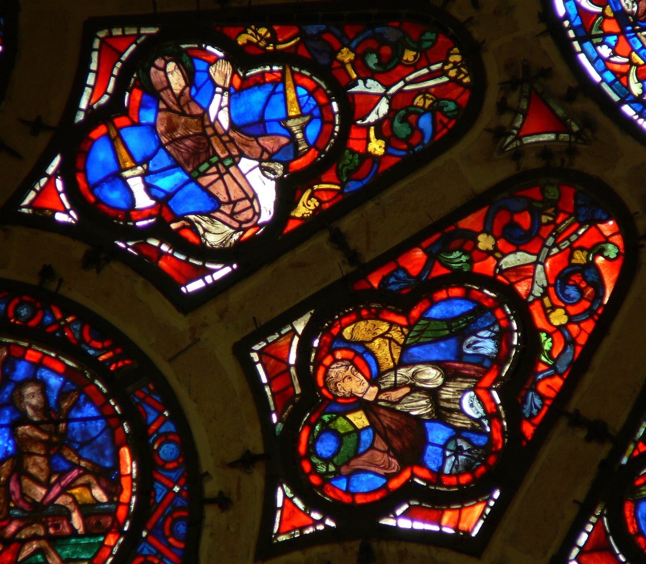 Ventana Ww que representa a un apóstol? y un ángel de French School