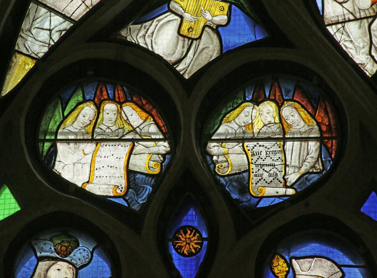 Ventana que representa coro de ángeles con partituras musicales (vidriera) de French School