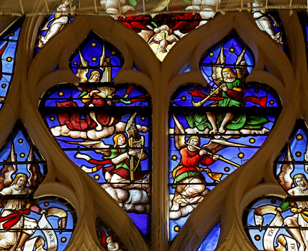 Ventana que representa a ángeles músicos, trompeta, arpa, flauta, órgano de French School