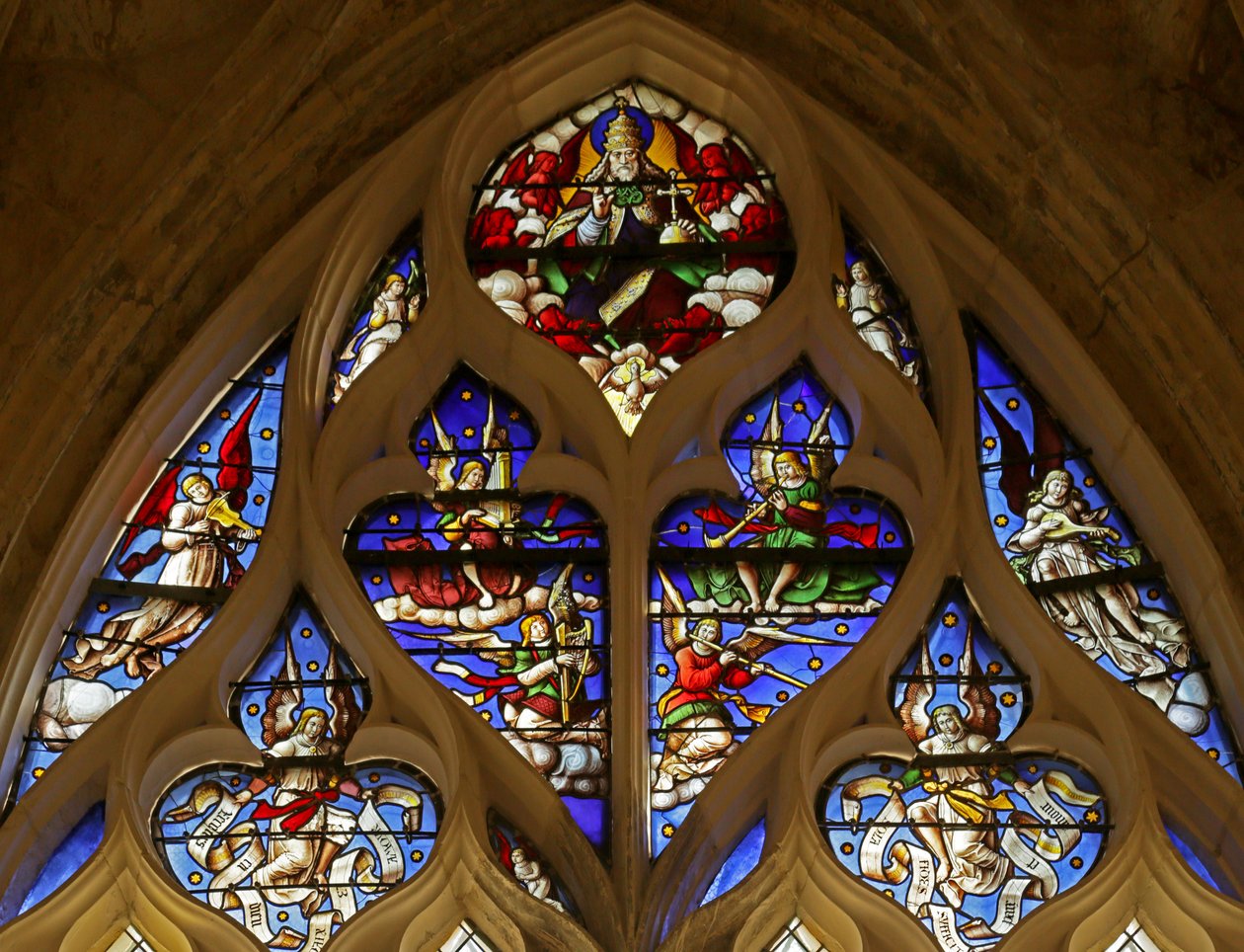 Ventana que representa a Dios Padre con el Espíritu Santo, serafines y ángeles músicos de French School