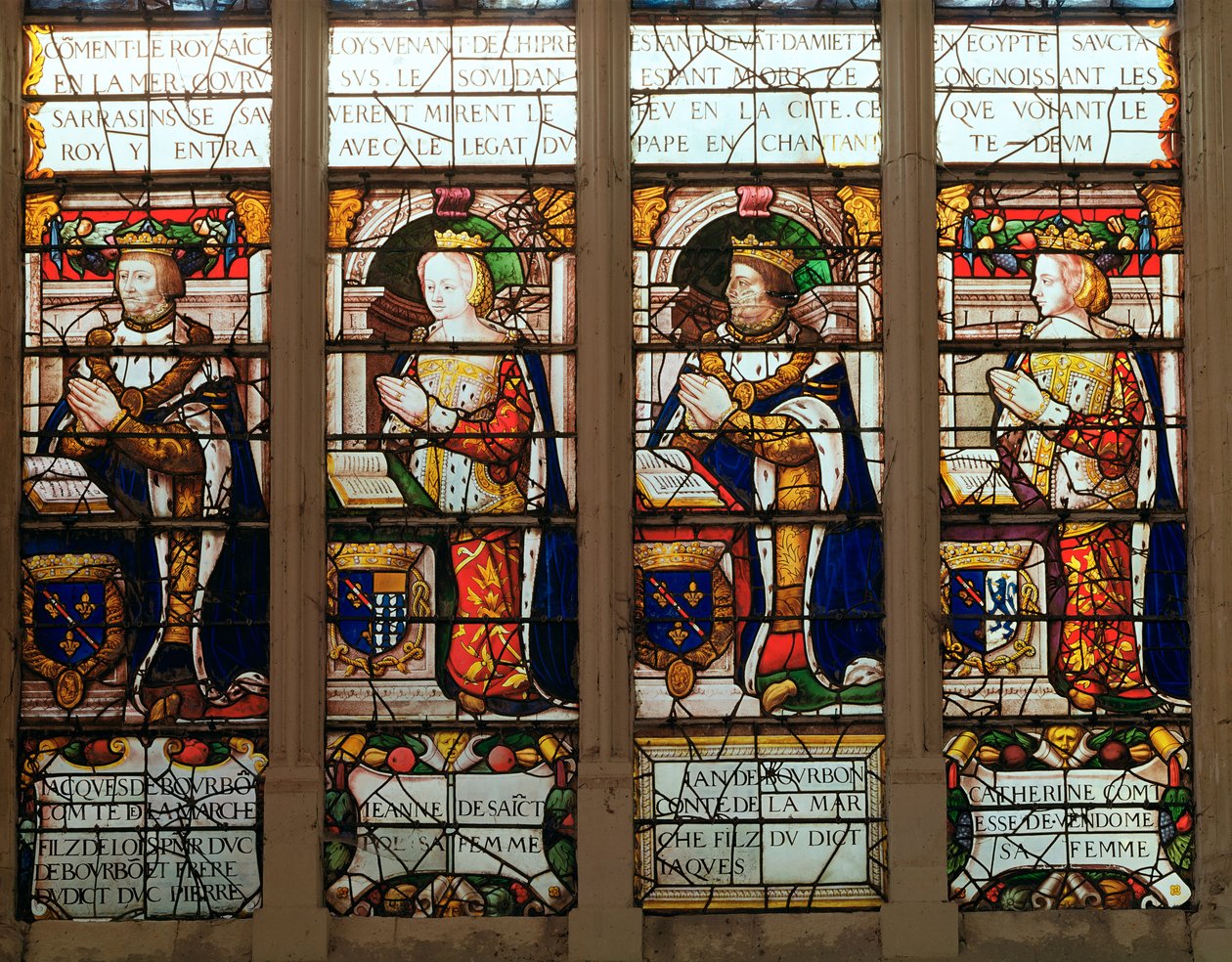 Ventana que representa a Jacques de Bourbon (1315-61) Conde de la Marche, Jeanne de Chatillon-Saint-Pol (m.1371) Jean I de Bourbon (1361-94) y Catherine, Condesa de Vendome de French School