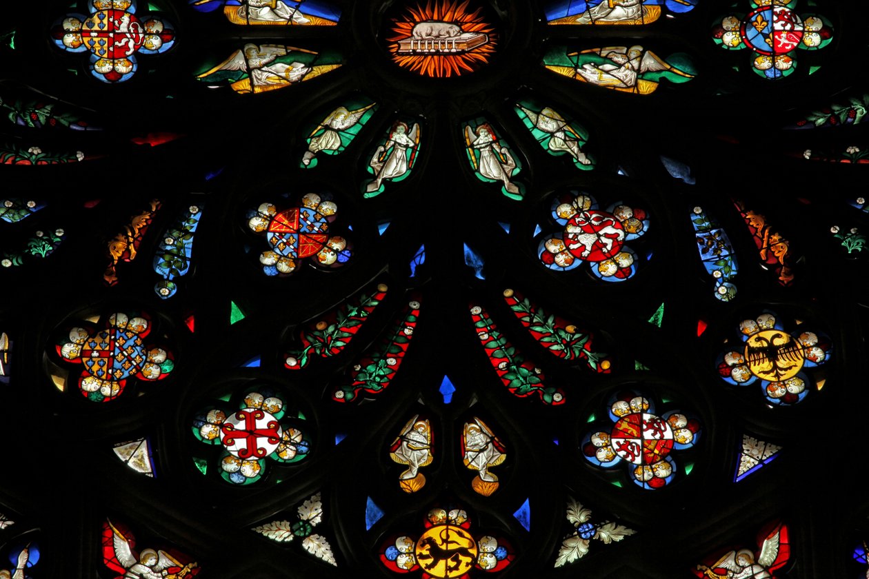 Ventana que representa un detalle de la rosa oeste; los escudos de armas incluyen Montmorency-Laval, Bertrand Duguesclin y Oliver de Clisson de French School