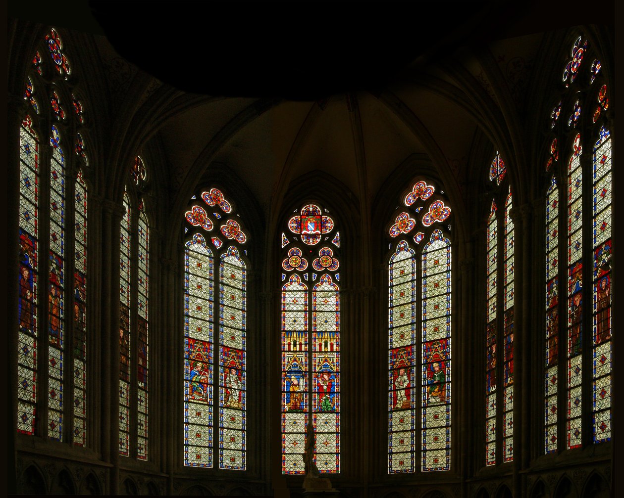 Ventana que representa una vista de la capilla este: las tres ventanas centrales son modernas pero las otras pertenecen a finales del siglo XIII de French School