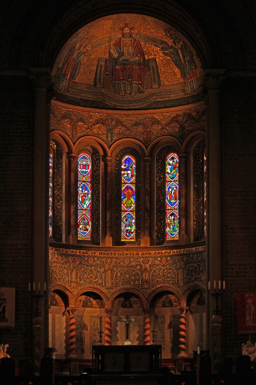 Ventana que representa una vista del ábside con los paneles franceses del siglo XIII reinstalados de French School