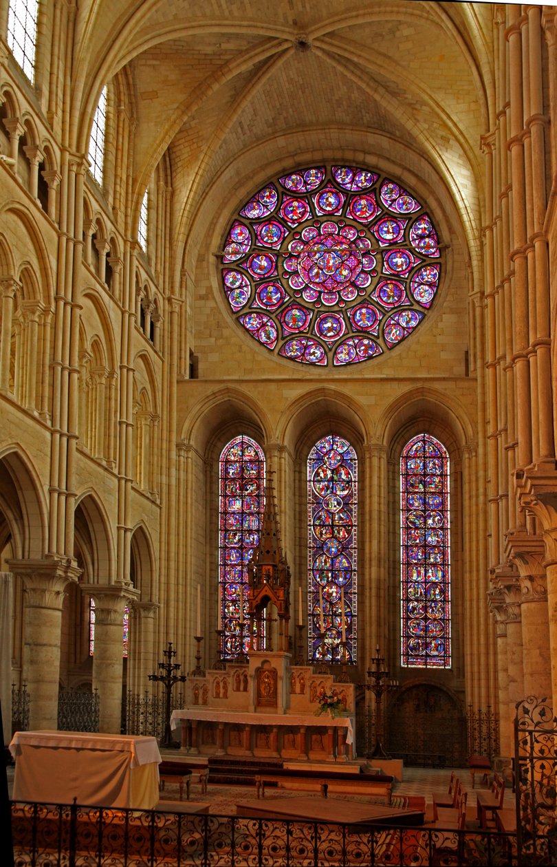 Ventana representando una vista del extremo este de la catedral de French School