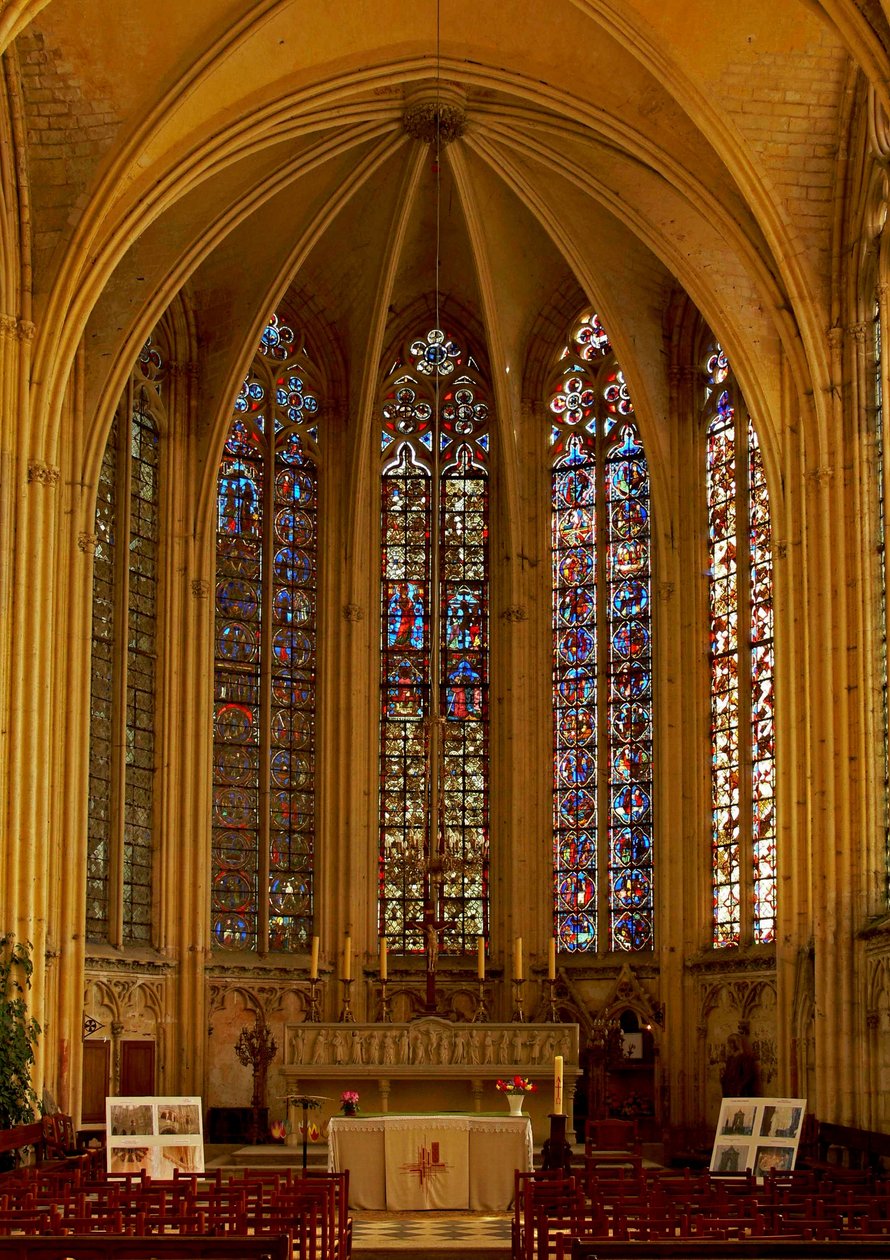 Ventana que representa una vista del extremo este del coro de French School