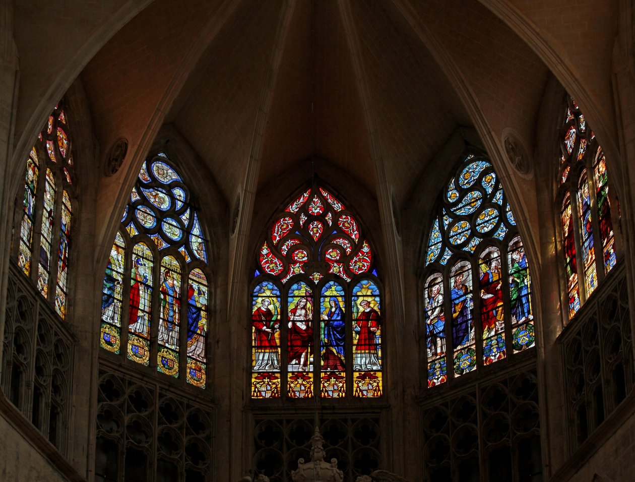 Ventana que representa una vista del extremo este del coro de French School
