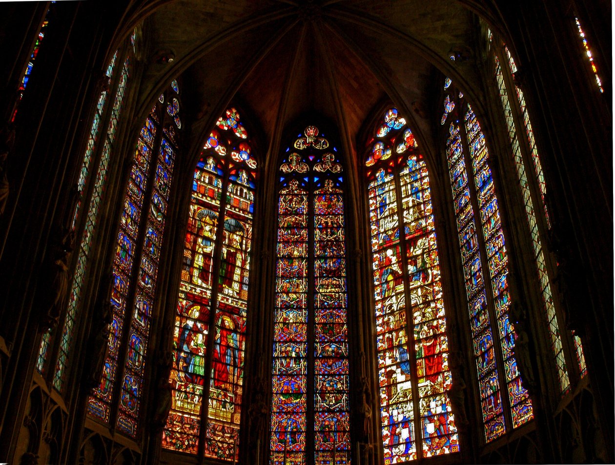 Ventana que representa los lancetas del extremo este de French School
