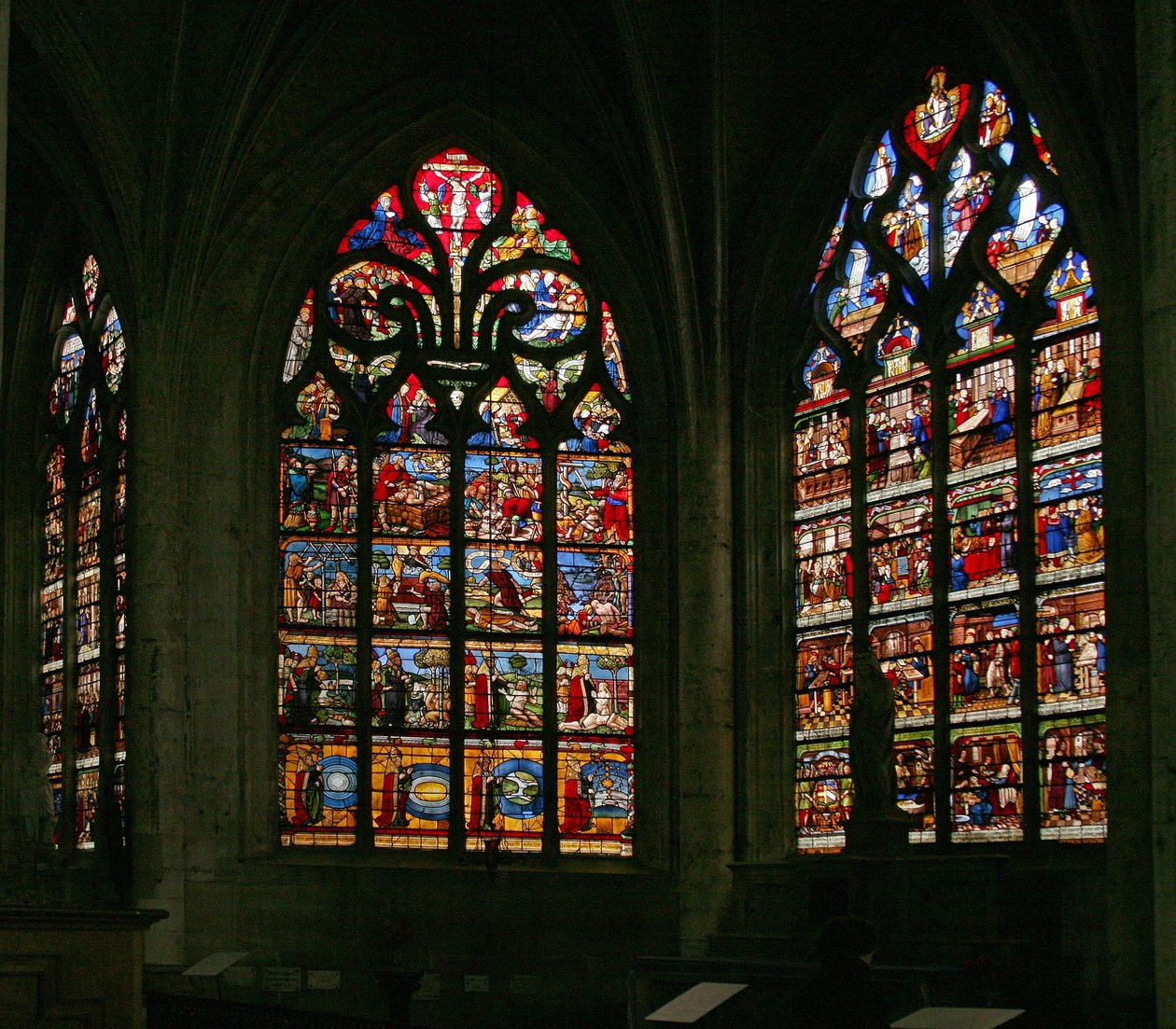 Ventana que representa la ventana este (derecha) y la ventana de la Creación en el centro de French School