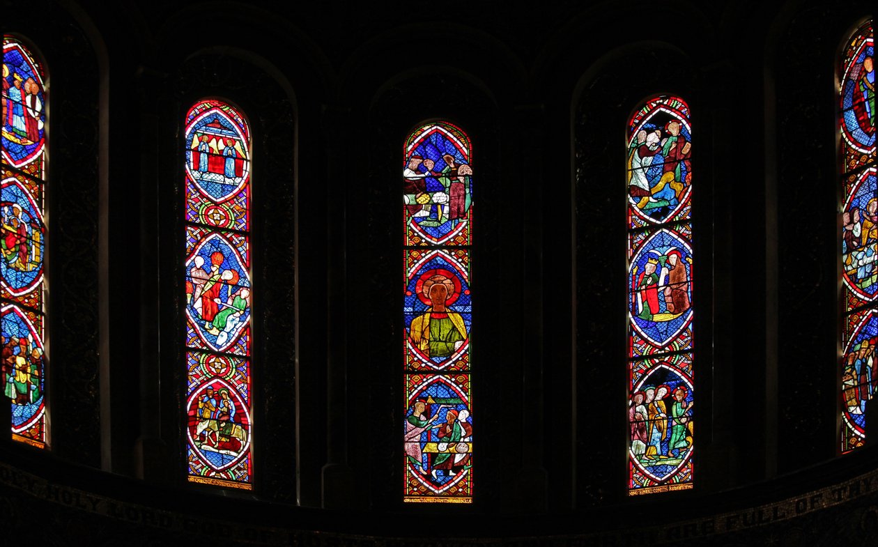 Ventana que representa las ventanas este del ábside con paneles franceses del siglo XIII reinstalados de French School