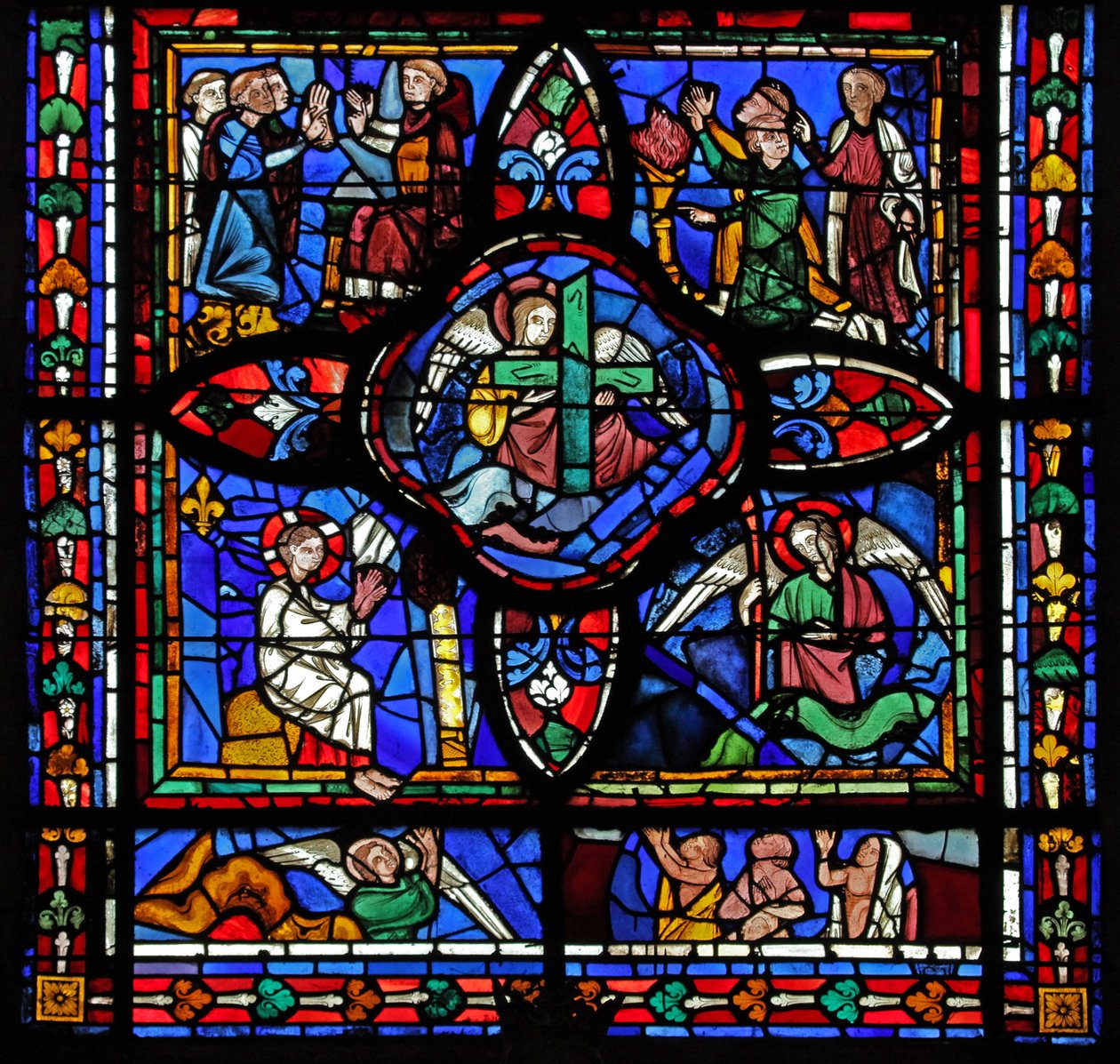 Primera sección de la ventana w7; En el centro están las Reliquias de la Pasión (la Cruz y la Lanza); en otros lugares hay monjes disputando y paneles interpolados del Juicio Final de French School