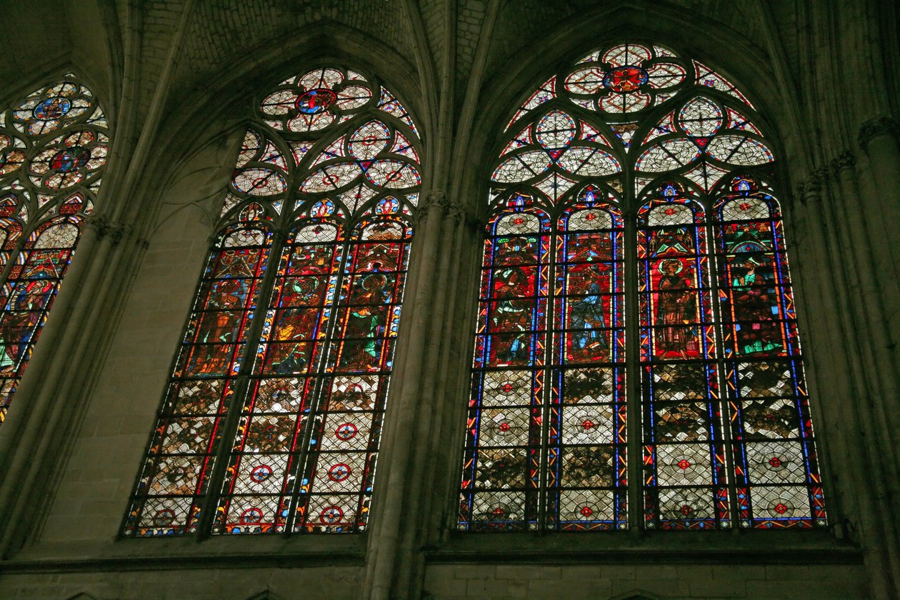 Ventana que representa el lado norte del coro con las ventanas de banda de vitrales del claristorio de French School