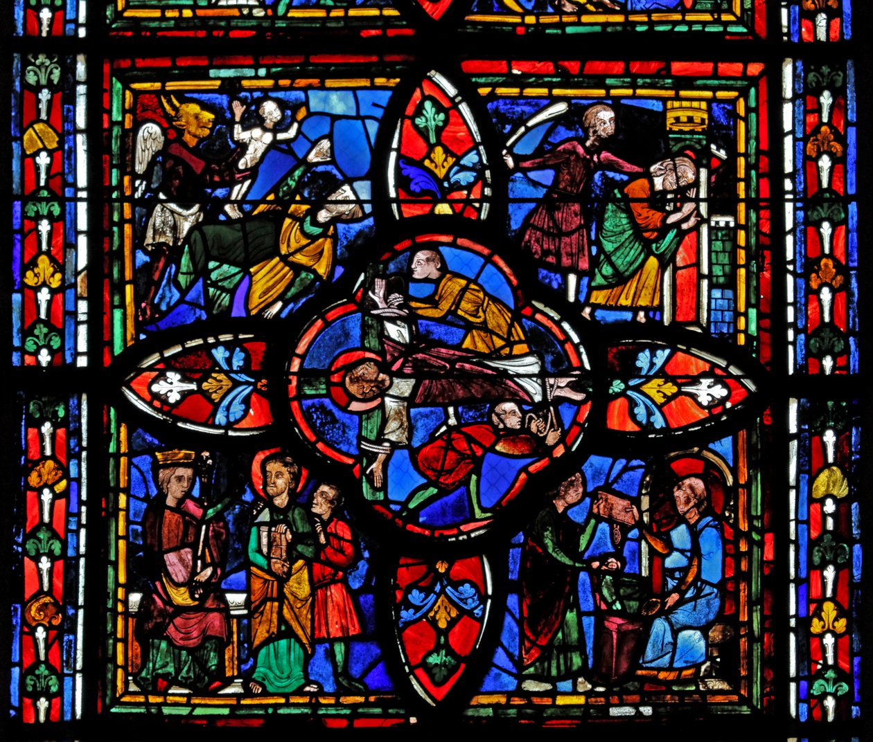 Segunda sección de la ventana w7: en el centro está la crucifixión de San Pedro; en otros lugares está San Pedro ante Nerón; San Pedro encarcelado; el diablo toma un alma de French School