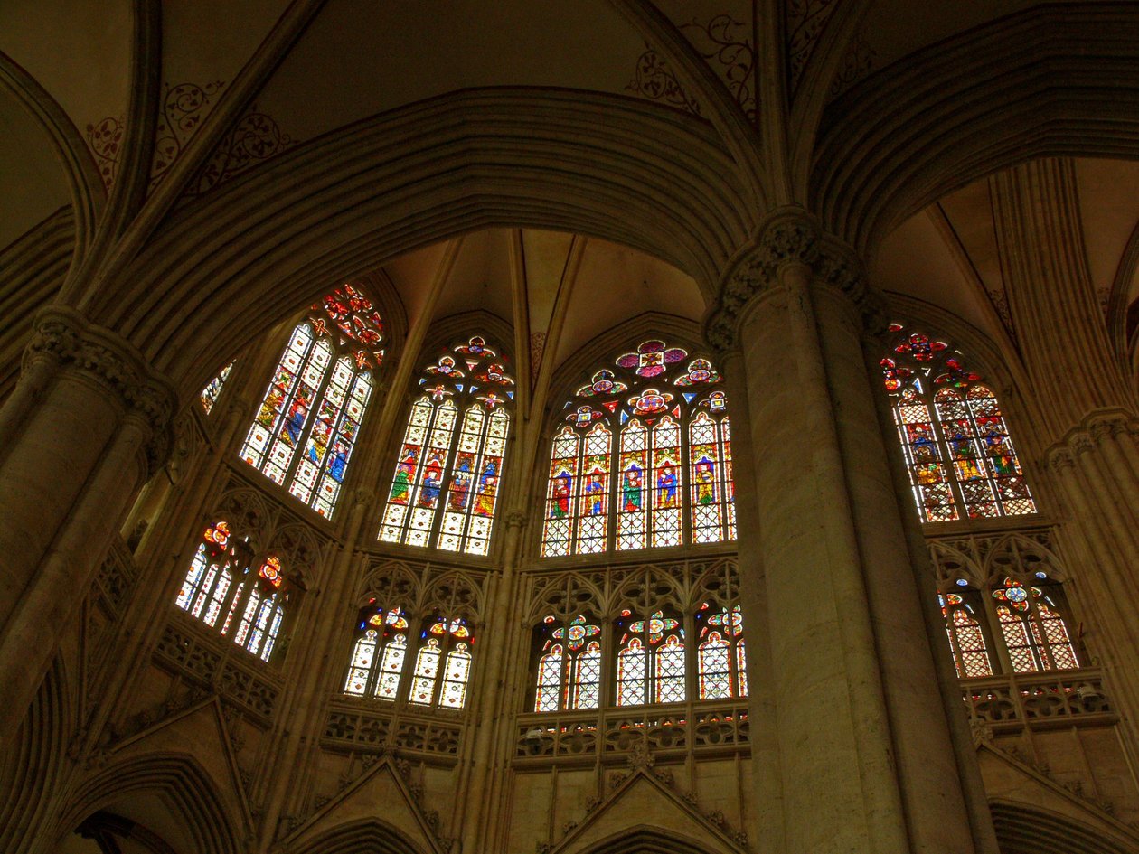 Ventana que representa la esquina sureste del coro de French School