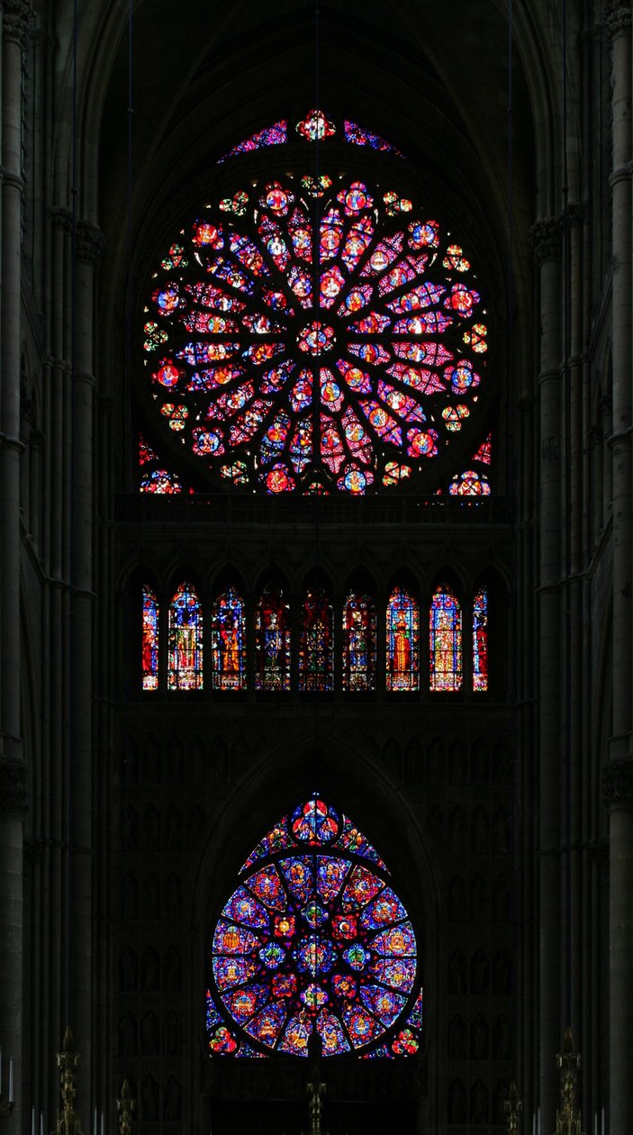 Ventana que representa el extremo oeste de la catedral con las dos ventanas de rosetón de French School
