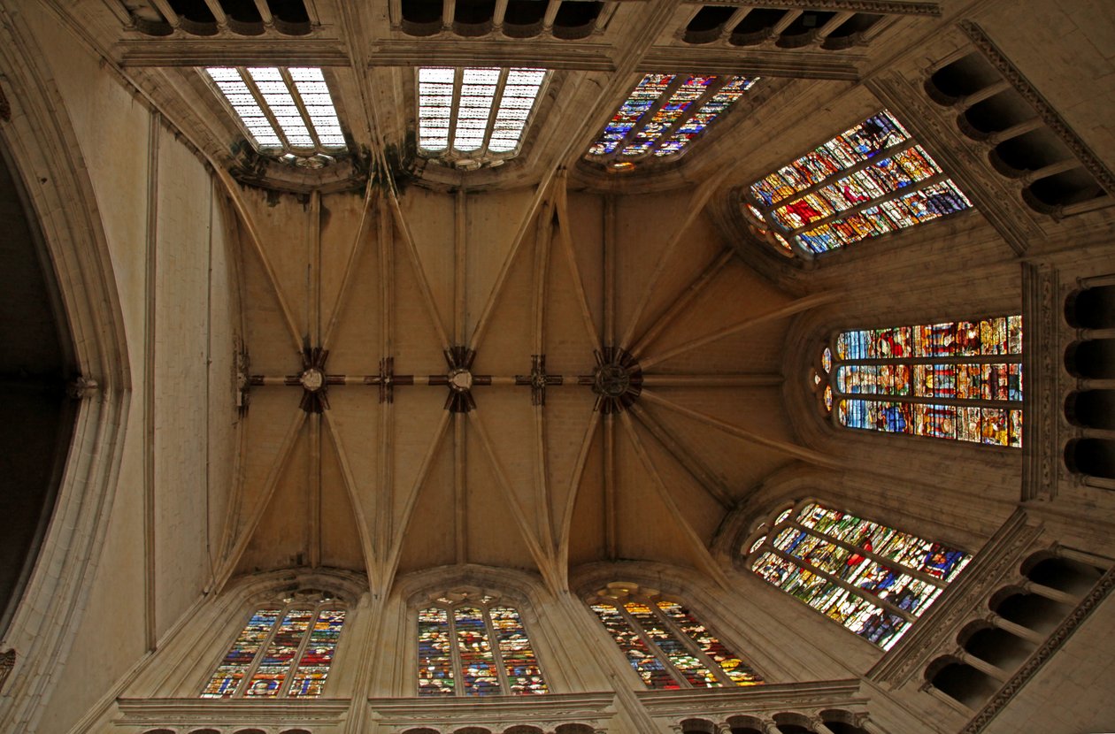 Vista de la ventana del coro que representa las bóvedas del coro y las ventanas del triforio del coro de French School