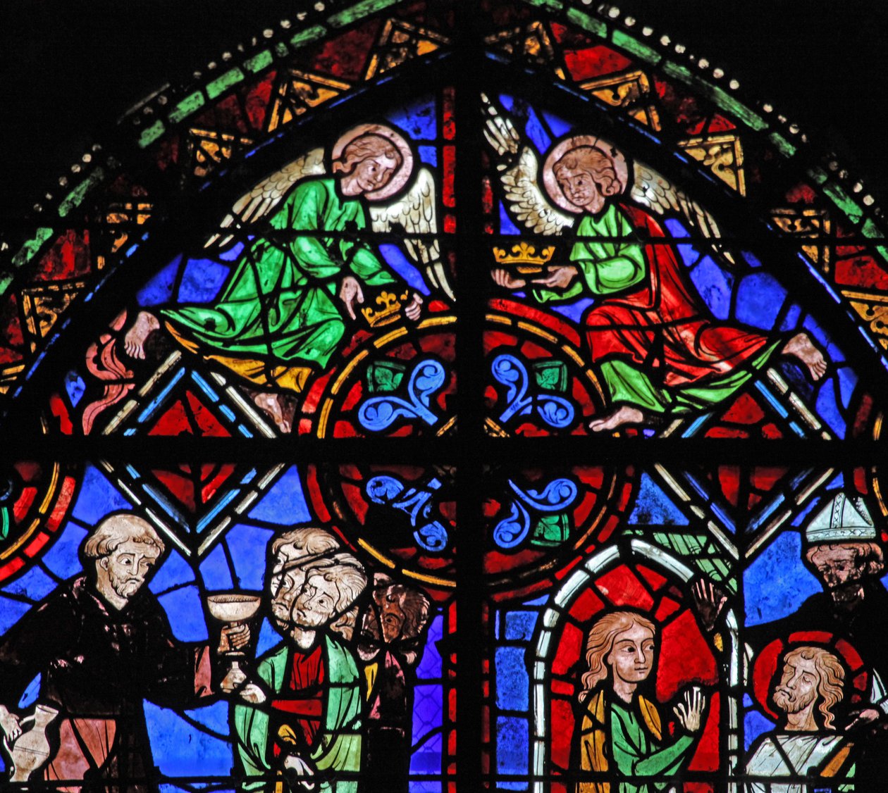 Ángeles en la parte superior de la ventana de San Brioude de French School