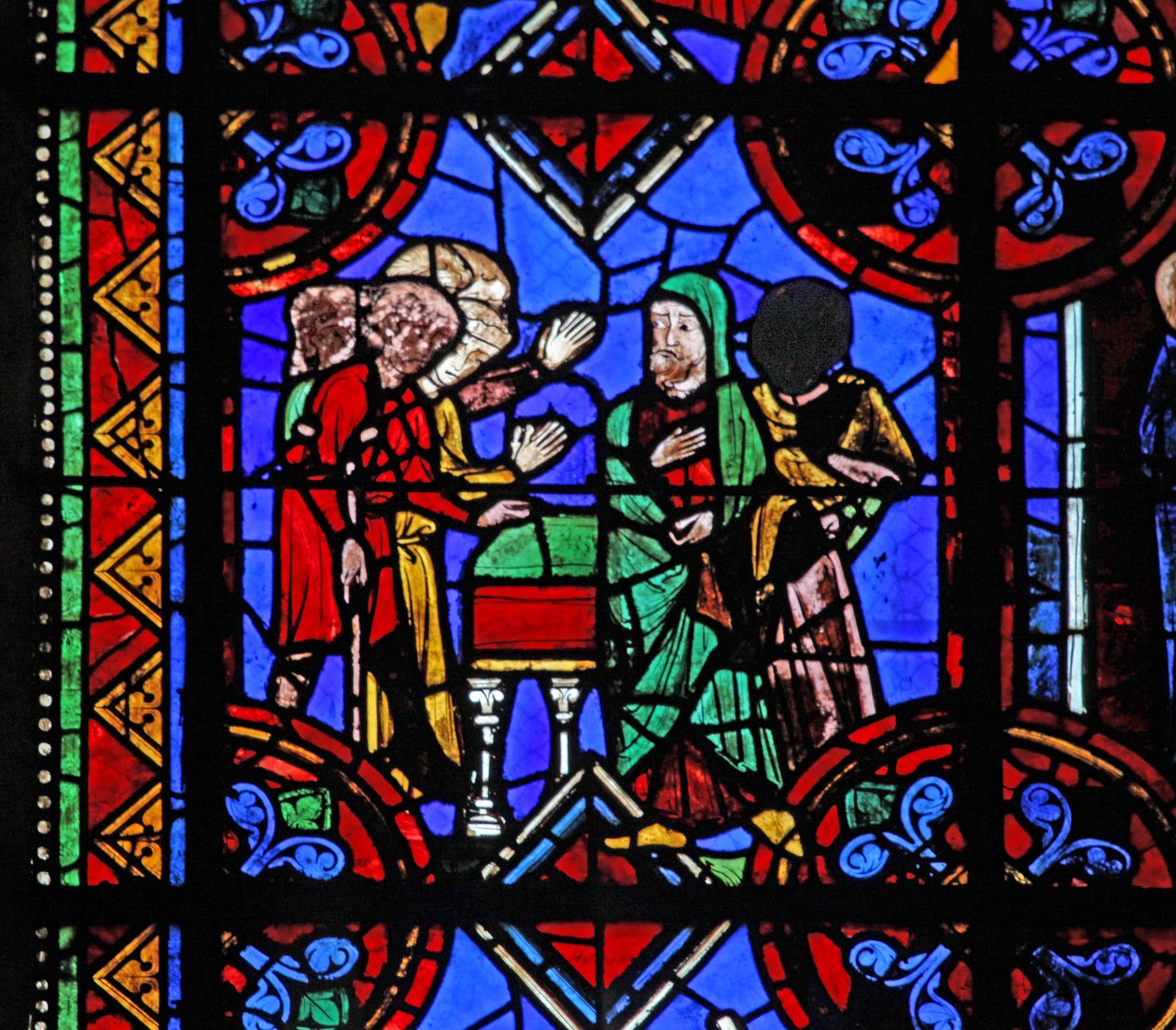 Ventana w06 que representa peregrinos llegando a la tumba de San Brioude de French School