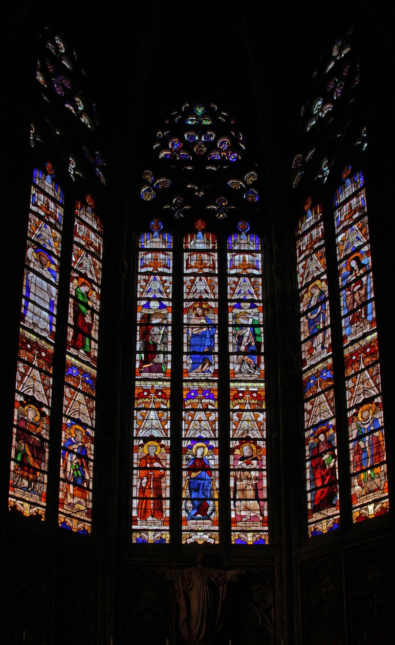 Ventana w0 que representa luces de tracería y cimas de doseles en la capilla oriental de French School