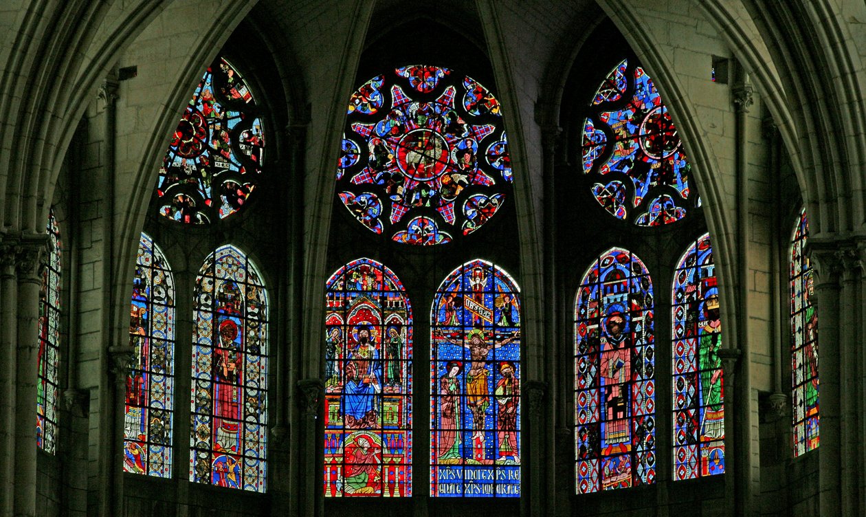 Ventana w100 con una vista de las ventanas del triforio en el extremo este del coro de la catedral de French School