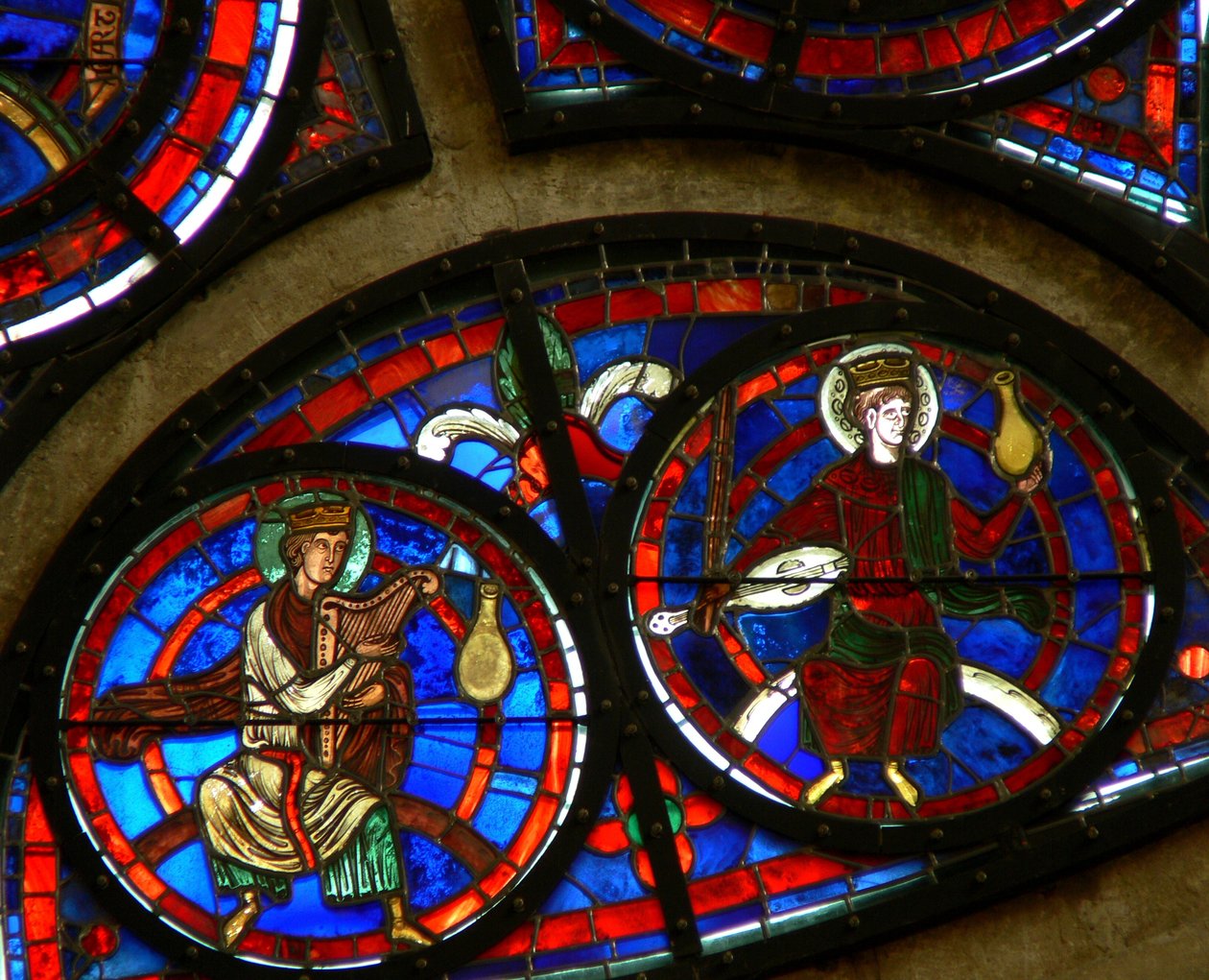 Ventana que representa a los Ancianos del Apocalipsis con instrumentos musicales de French School