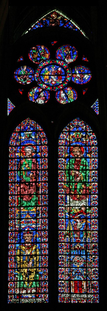 Ventana w102 que representa a San Pedro y San Andrés; Catedral de Soissons y un obispo; en la rosa Escenas de la vida de San Pedro de French School