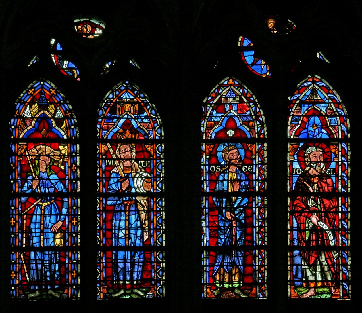 Ventana w103 que representa la Sinagoga, Judith, los profetas Oseas y Joel de French School