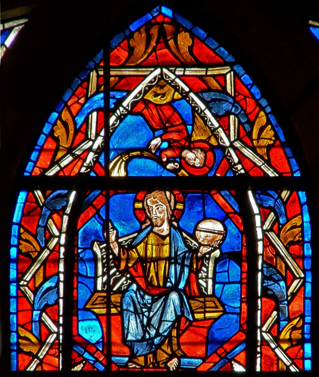 Ventana que representa a Cristo en Gloria de French School