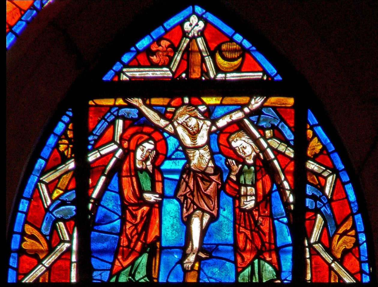 Ventana que representa la Crucifixión de French School