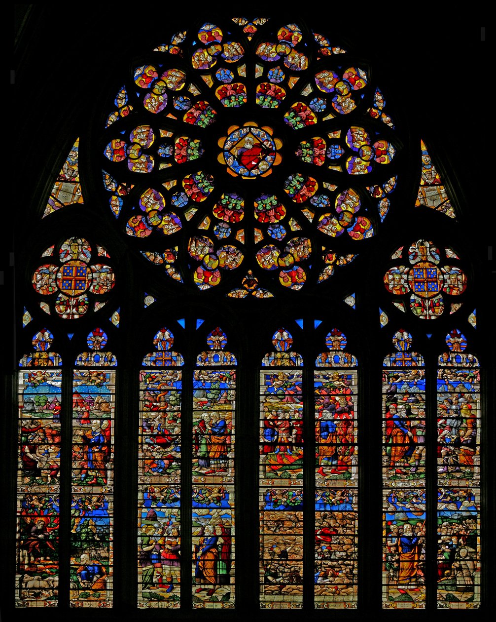 Ventana w120 con Dios Padre rodeado de querubines y ángeles en el rosetón. En los lancetas: la vida de Moisés de French School