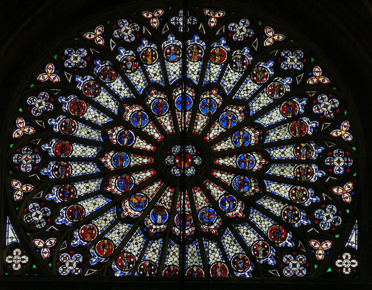 Ventana w121, la ventana de rosetón norte, que representa a Apóstoles, Evangelistas, obispos, reyes, mártires, San Pedro y San Pablo (ventana de rosetón - interna) de French School