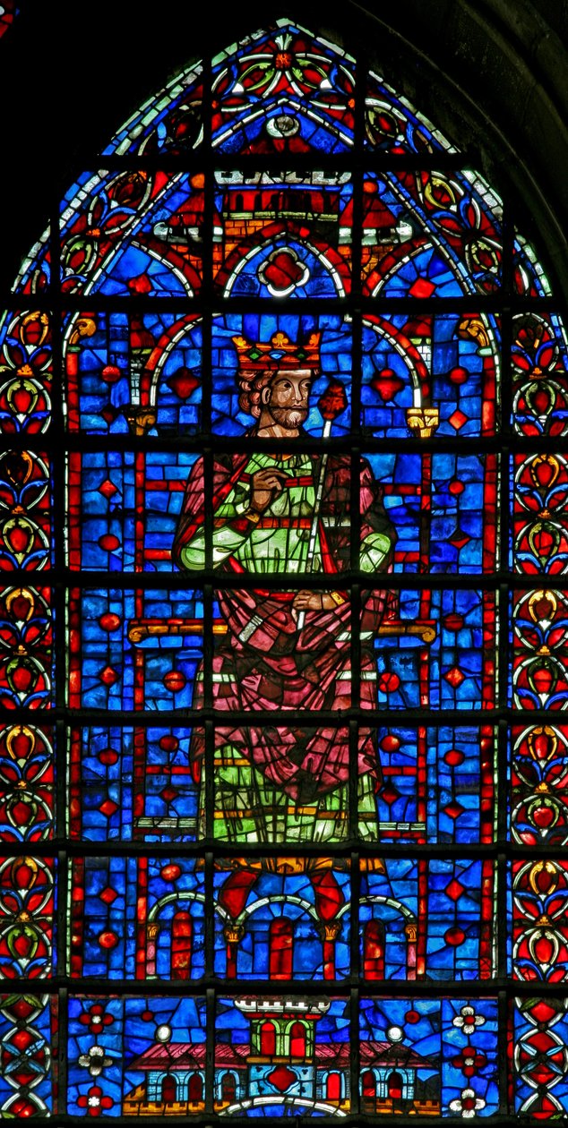 Ventana w127 (figura superior) que representa a un rey de French School