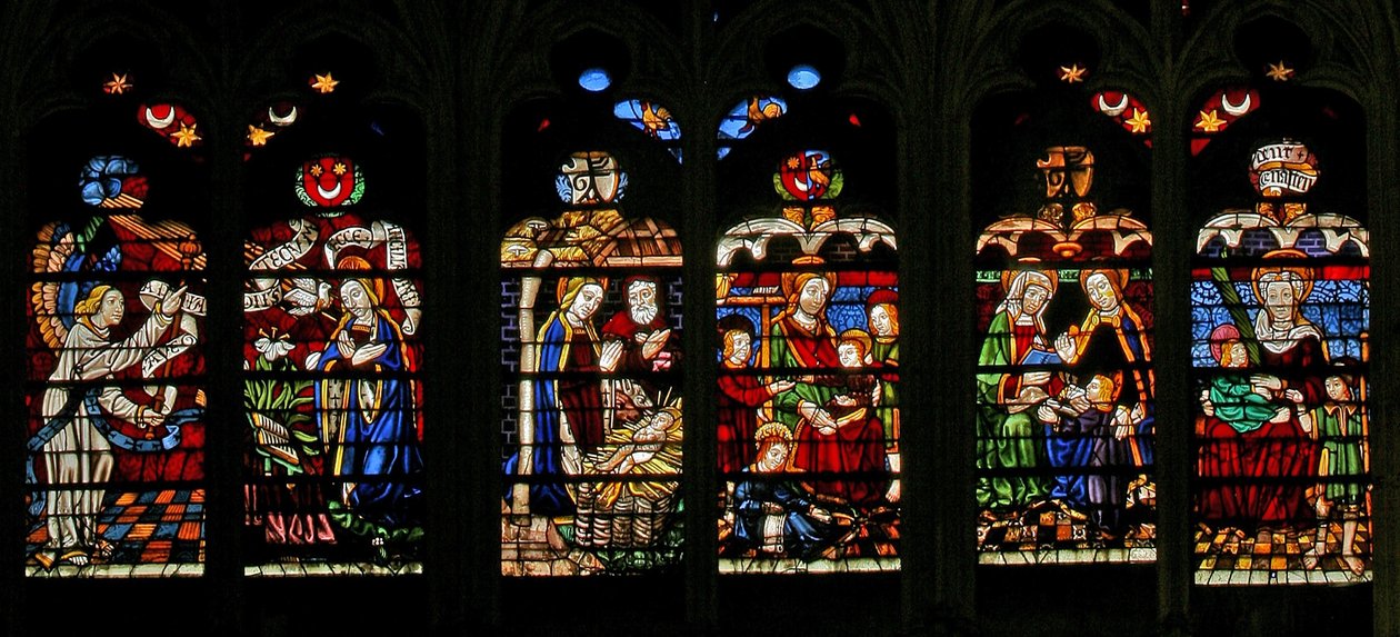 Ventana w132 que representa la Anunciación, Natividad: María Cleofás con Santiago el Menor: María Salomé con San Juan: Santa Ana con la Virgen como Trinidad de French School