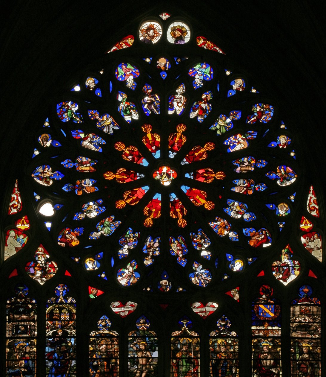 Ventana w135 con Dios, serafines, ángeles músicos y diez de los Apóstoles. Los lancetas inferiores contienen figuras del siglo XVI tardío, los santos patronos de los entonces canónigos: San Jaime, San Cristóbal, San Carlomagno de French School