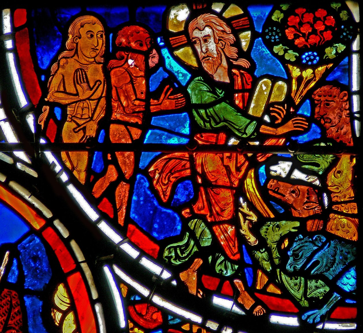 Ventana w13 que representa a Adán y Eva siendo dados dominio sobre la Tierra de French School