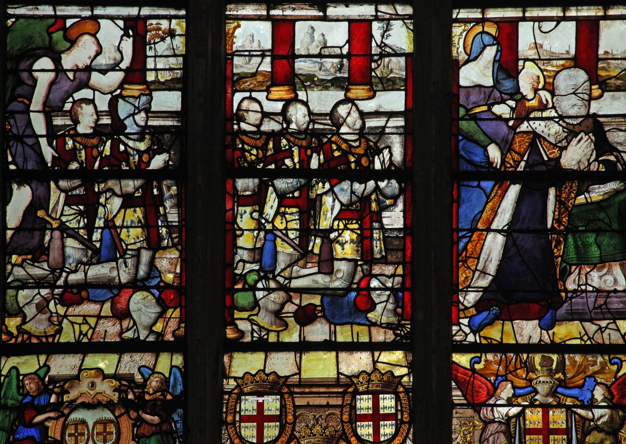 Ventana w13 que representa a Anne de Montmorency con su santa patrona Santa Ana (enseñando a leer a la Virgen) y 5 de sus hijos de French School