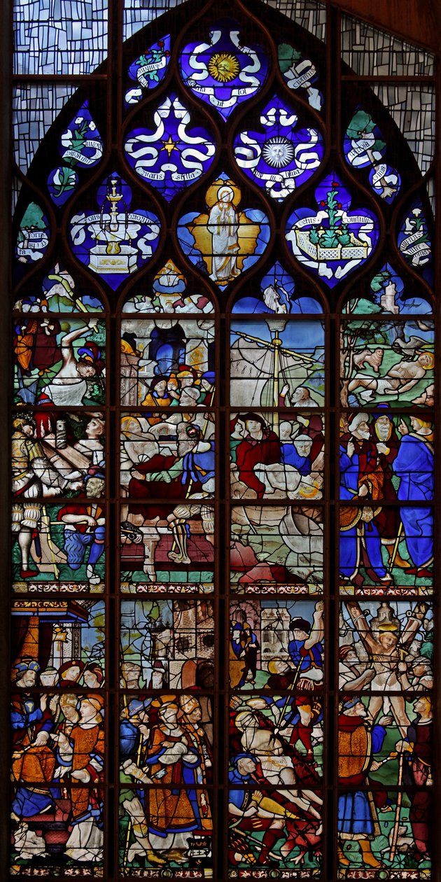 Ventana w13 que representa el martirio de San Vicente; la Letanía de la Virgen en las luces del tracería de French School