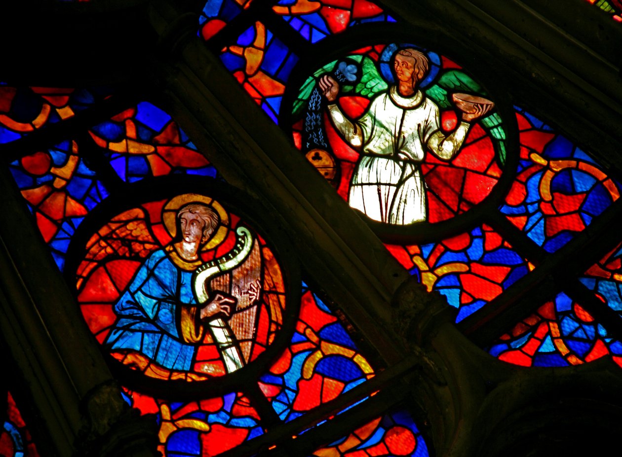 Ventana w141 que representa un ángel músico con un arpa y otros ángeles de French School