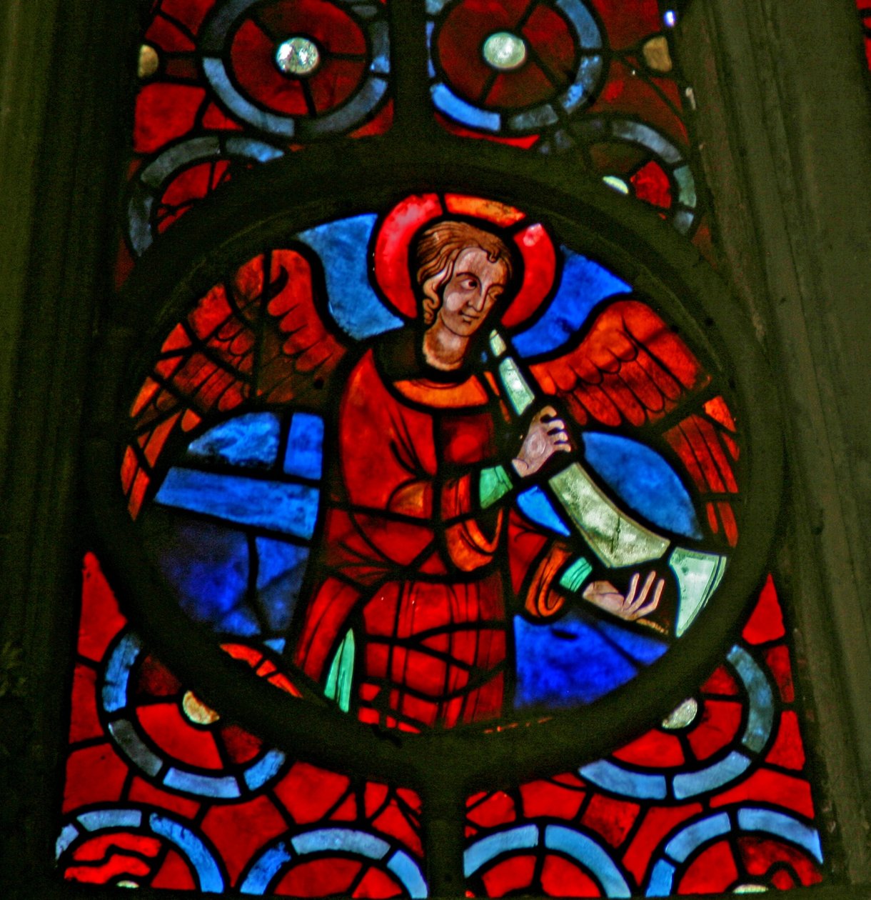 Ventana w141 que representa un ángel músico con un chirimía de French School