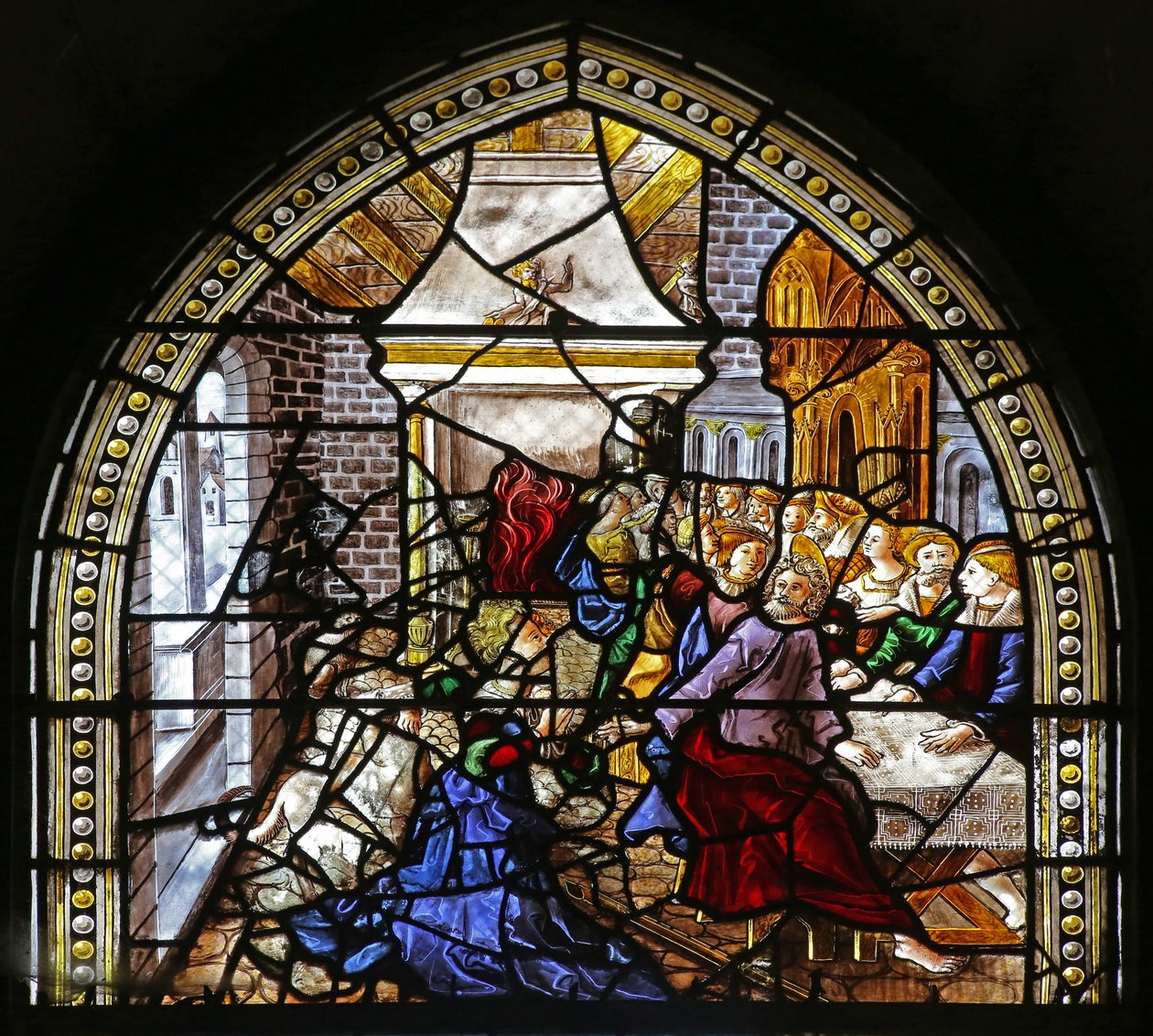 Ventana w16 que representa a Santo Tomás en India invitado a la boda de Pelagio, golpeado por un sirviente que a su vez es devorado por un león. Un perro trae el brazo del sirviente de French School