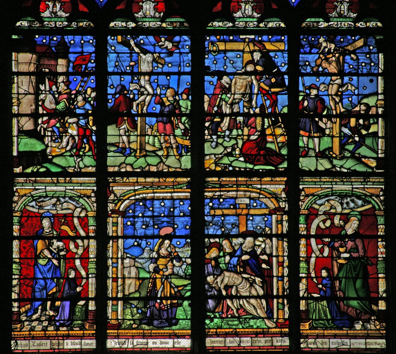 Ventana que representa la Crucifixión, el Descendimiento y la Piedad de French School