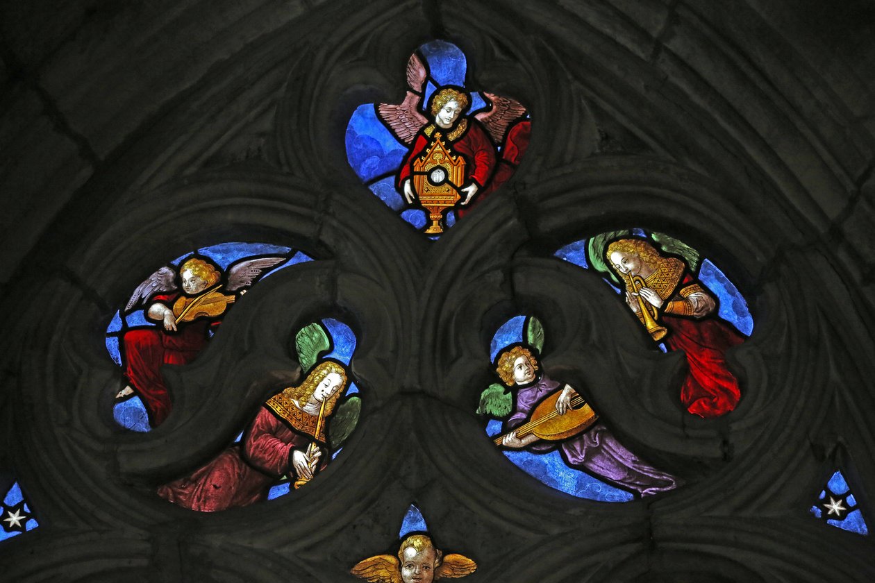 Ventana w1 que representa ángeles músicos y la Hostia de French School