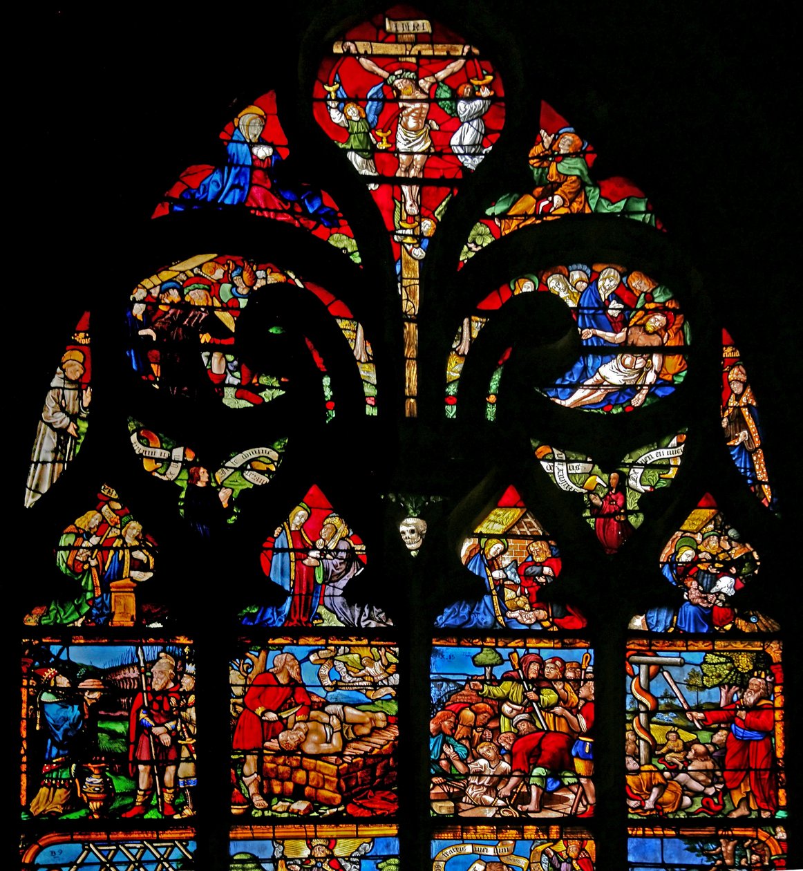 Ventana w1 que representa la Crucifixión con María y Juan, la Vía Crucis, la Deposición de French School