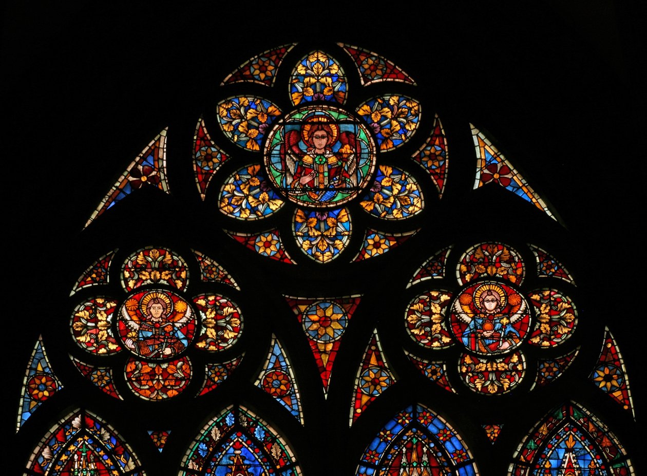 Ventana w201 que representa las luces de tracería con tres ángeles de French School